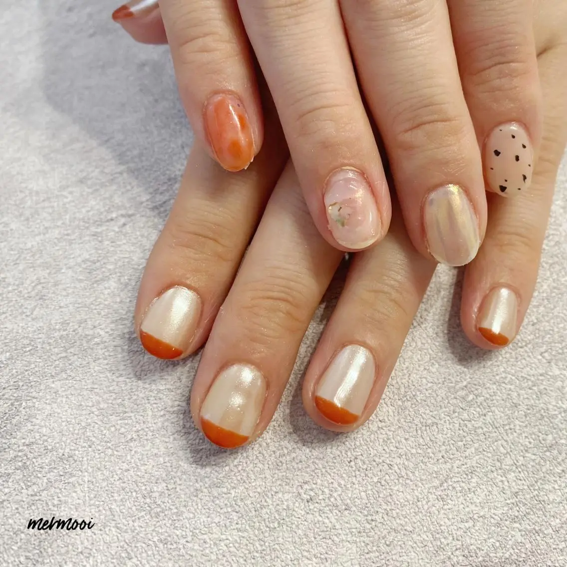 ネイル オーロラネイル ミラーネイル ニュアンスネイル ホワイト mermooi nailのネイルデザイン