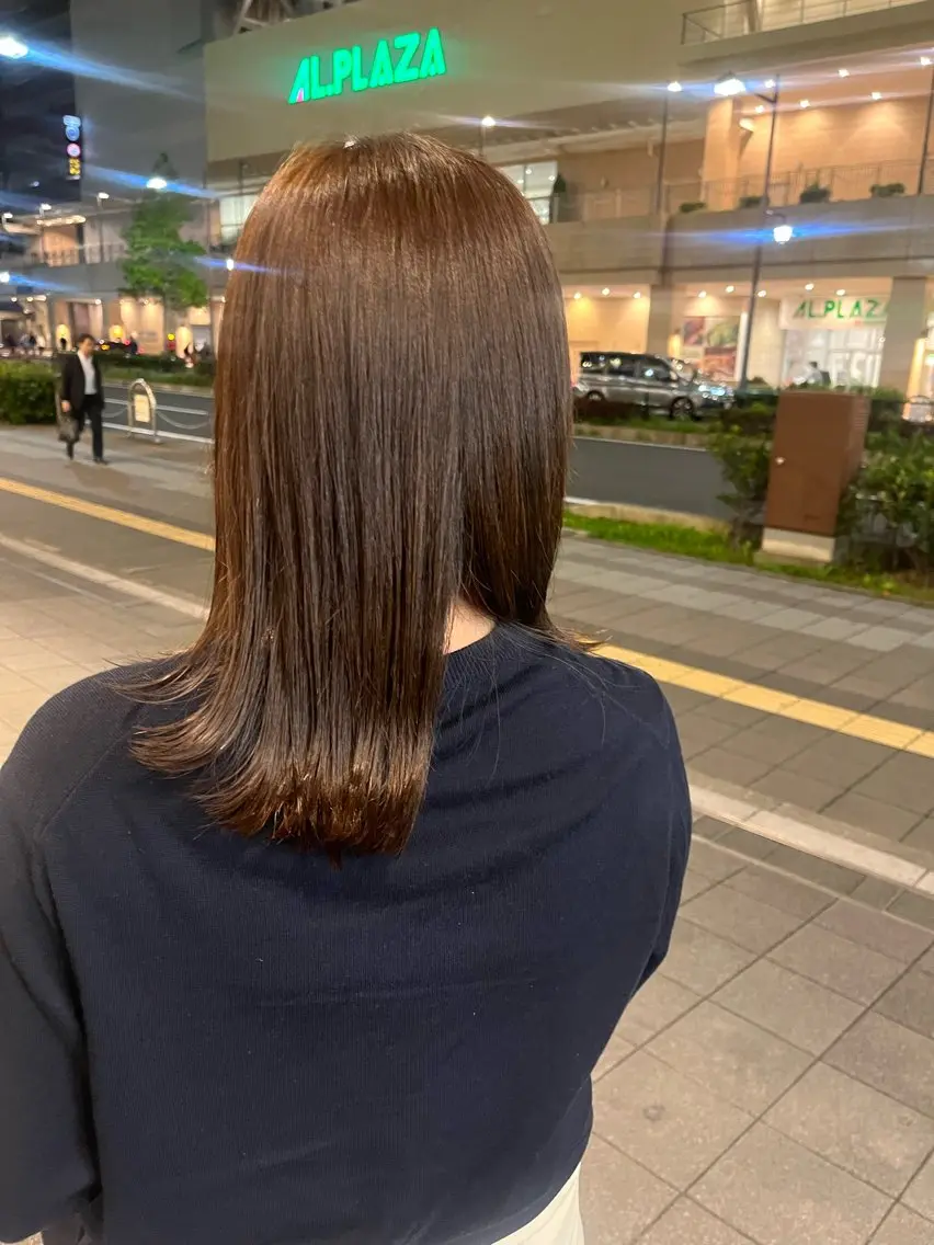 ミディアム 外ハネヘア ルナ｜大人レイヤー｜ 白髪ぼかしハイライトのヘアスタイル