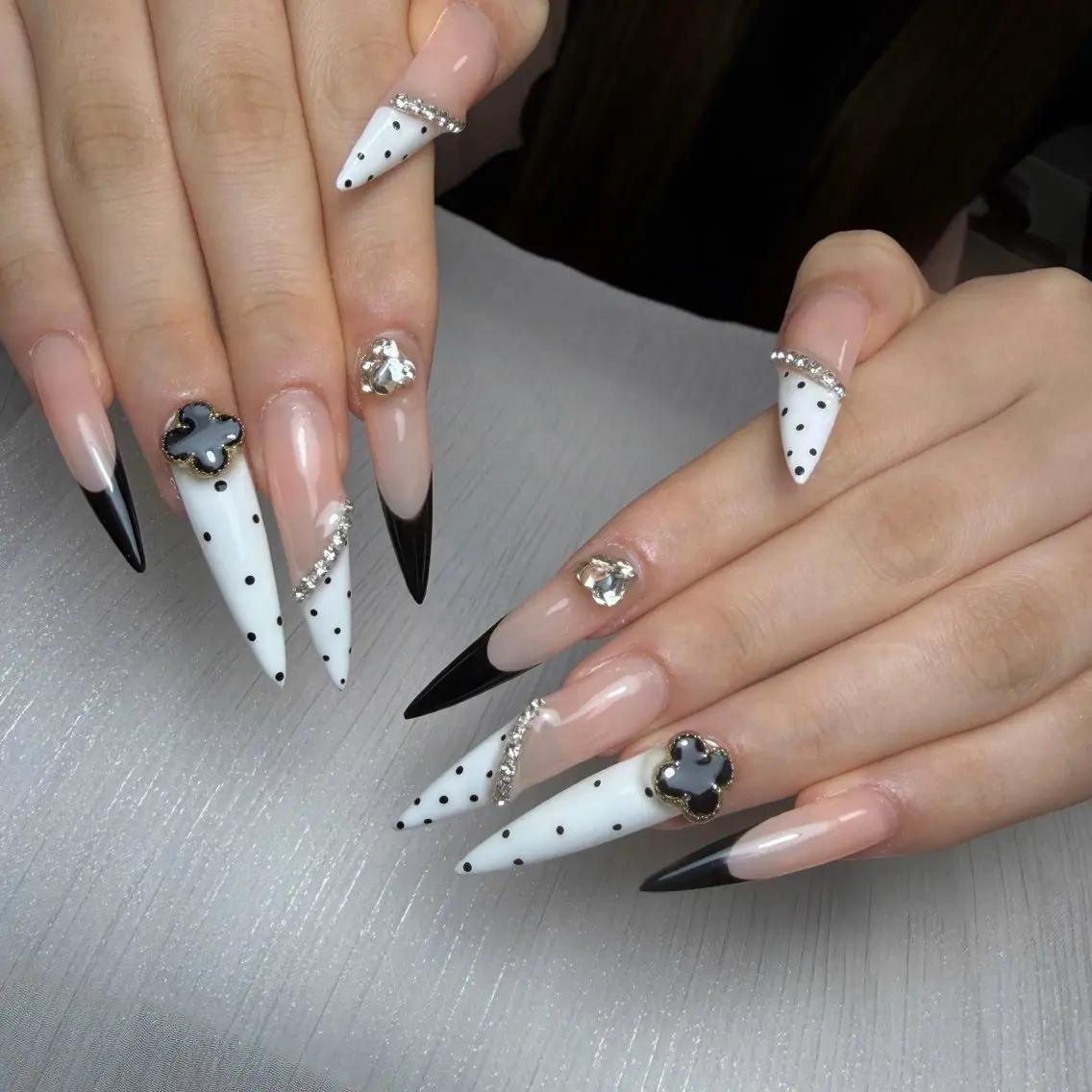 ネイル オーロラネイル 長さ出し フレンチネイル ジェルネイル マグネットネイル ハンドネイル KITTY nailsのネイルデザイン