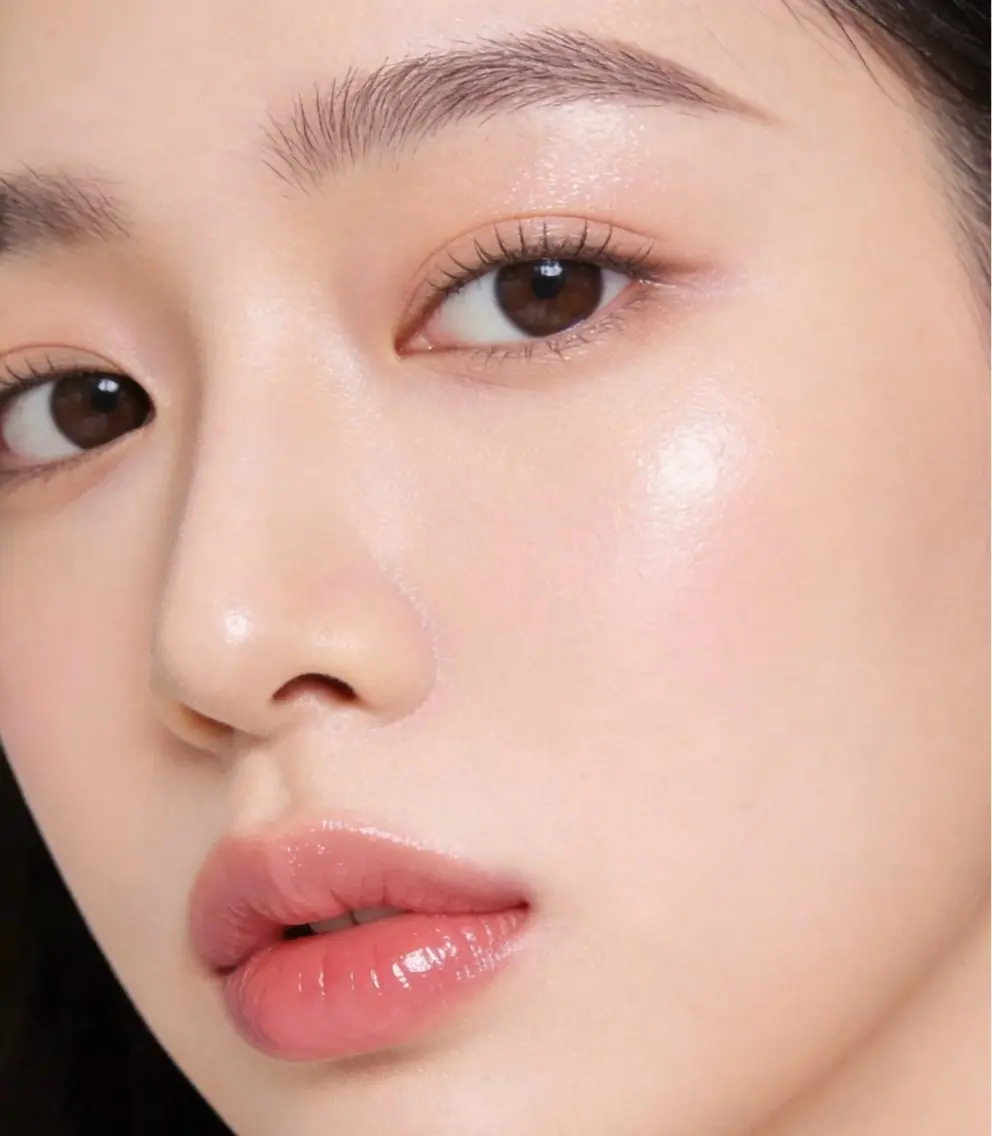 眉WAXで余分な産毛やムダ毛をすっきり整え、お顔の骨格や雰囲気に合わせて似合う眉デザインをご提案♪仕上げは眉メイクの写真