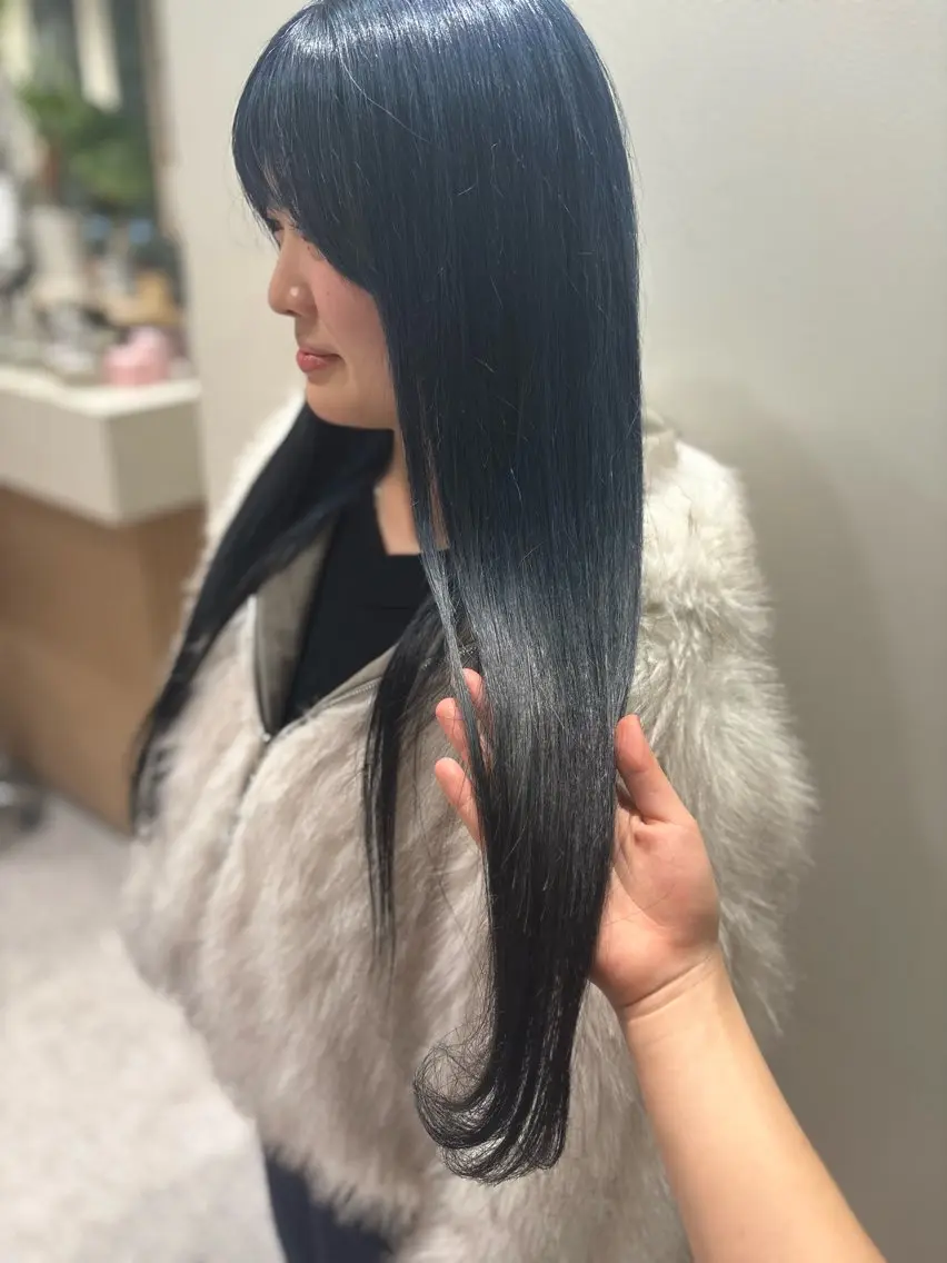ロング カラー 黒髪 ブルーカラー ヘアカラー ブリーチ/マツエク 𝓡𝓲𝓷🫧のマツエク・マツパデザイン