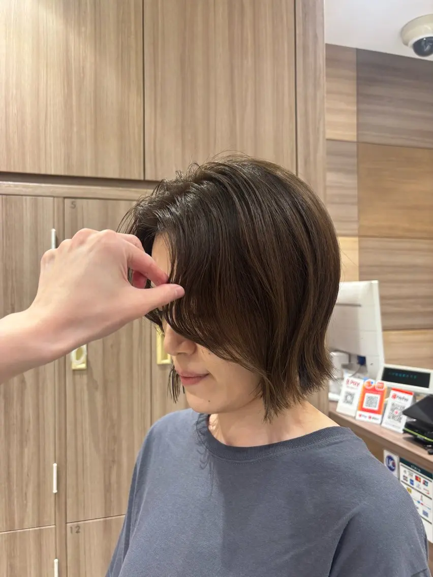 ミディアム カラー オリーブカラー オレンジ カット ヘアカラー 根本 弥英のヘアスタイル