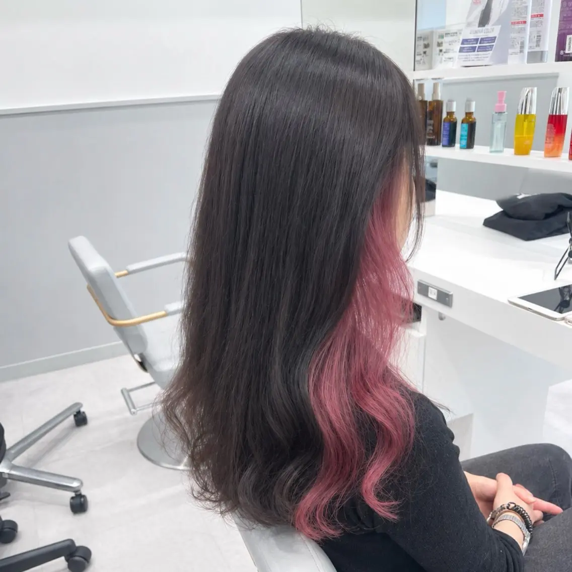 ロング カラー ブリーチ カシス イヤリングカラー ピンクカラー カット ヘアカラー トリートメント 藤原 亜美🤍のヘアスタイル