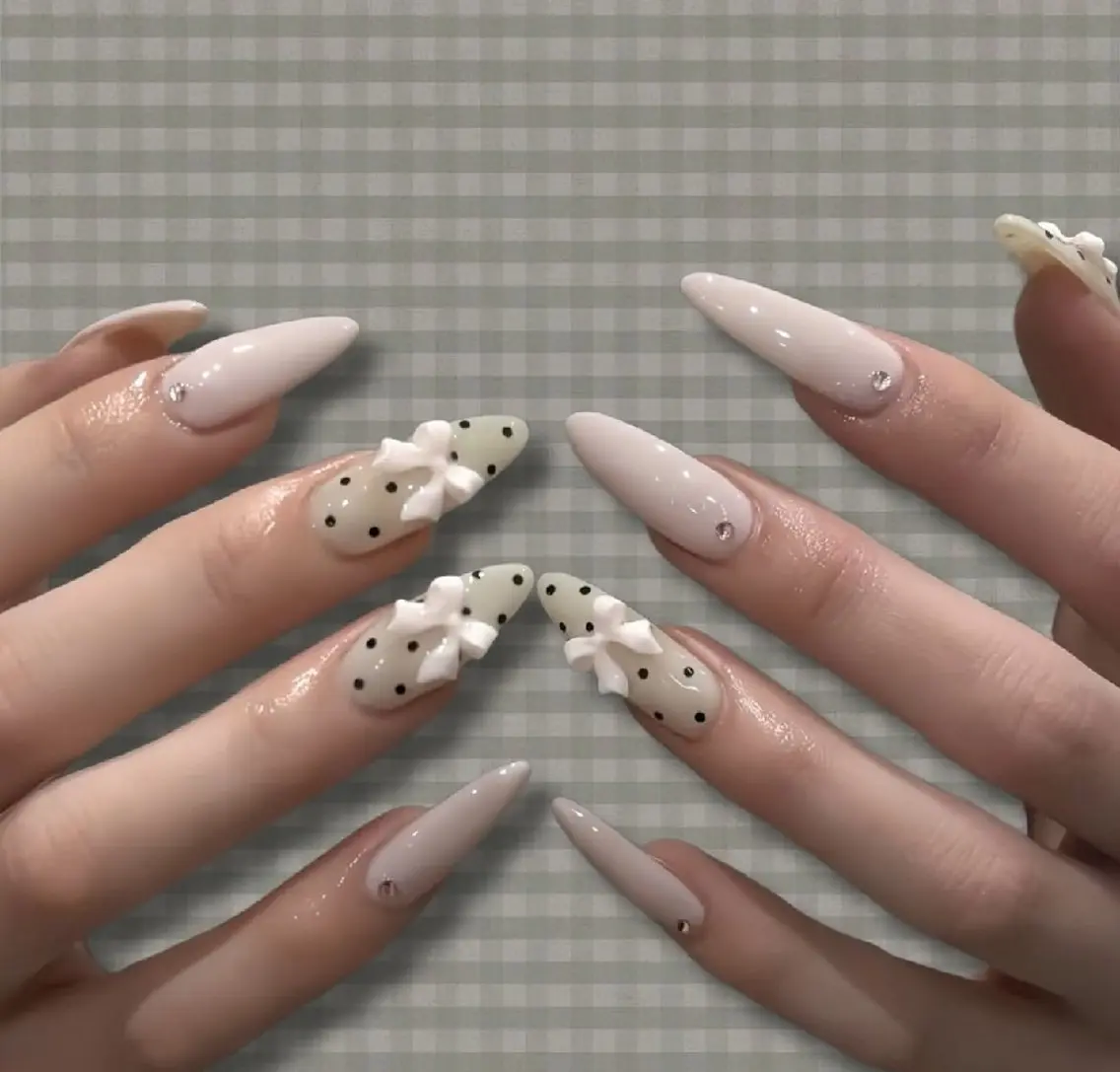 ネイル チークネイル フレンチネイル ジェルネイル ガーリー キラキラネイル ハンドネイル UM Nail Salonのネイルデザイン