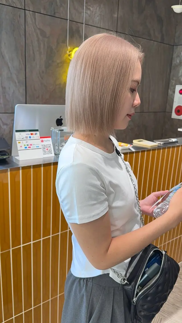ミディアム カラー ベージュカラー ブリーチ ハイトーンカラー ホワイトベージュ ヘアカラー トリートメント 心斎橋/ブリーチ minamiのヘアスタイル