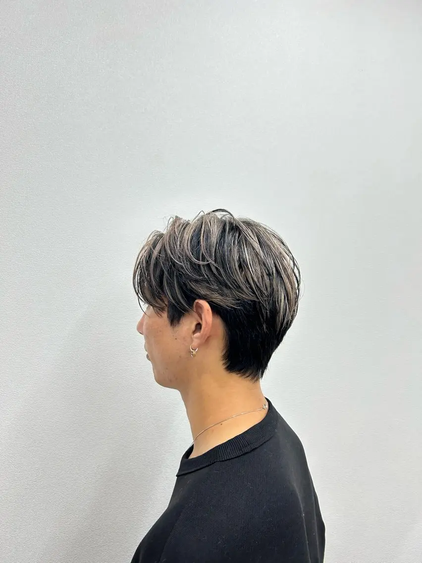 ショート カラー メンズ メンズバレイヤージュ メンズブリーチ バレイヤージュ ベージュカラー ブリーチ ヘアカラー 酸性ストレート/ ボブ/暖色/リコのヘアスタイル