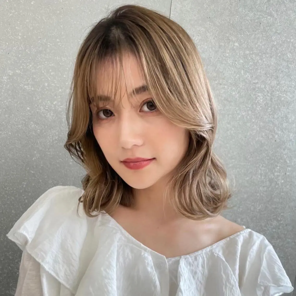 ミディアム カラー レイヤー🤍 ベージュ🤍 聖奈のヘアスタイル