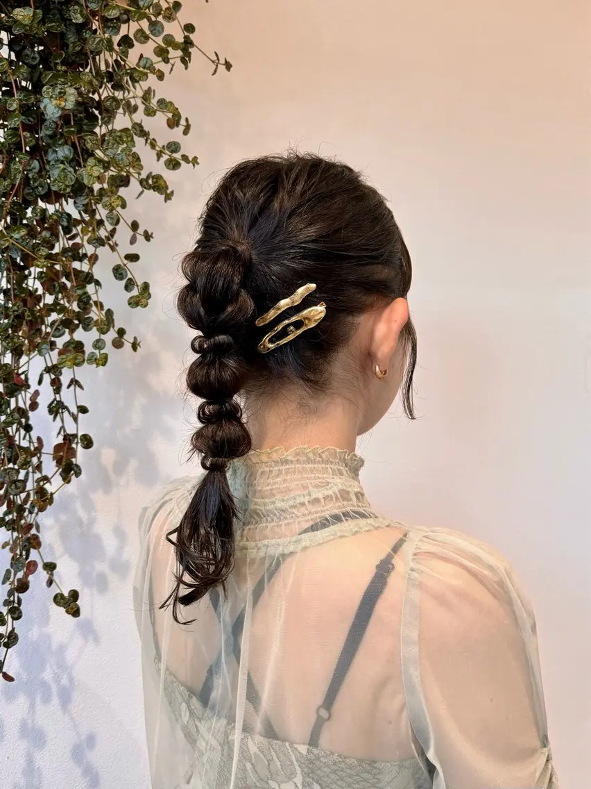 セミロング ヘアアレンジ ポニーテール 結婚式・ブライダル ヘアセット 𝙎𝙚𝙞𝙧𝙖 ☆カット/パーマのヘアスタイル