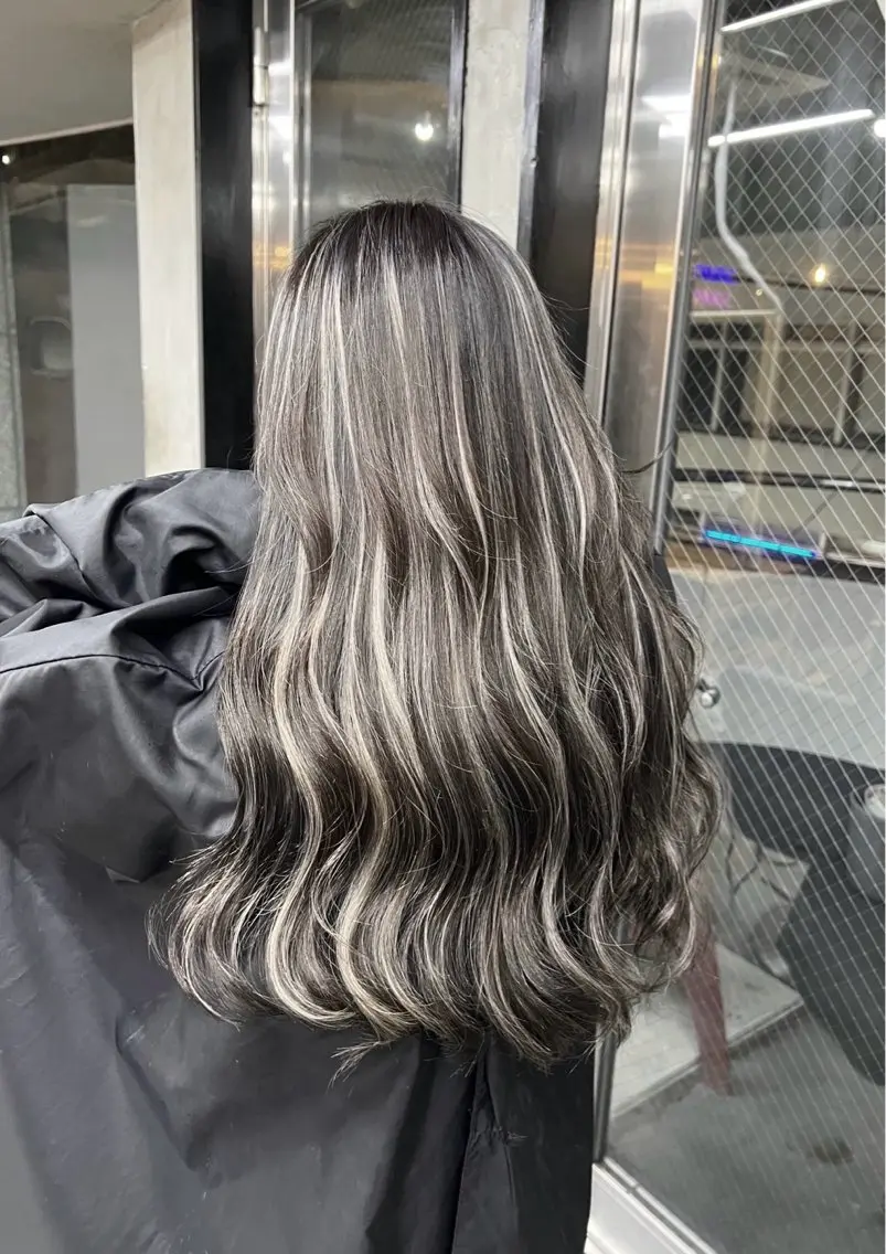 ロング カラー ダークグレー ダークグレージュ グレージュ ハイライトカラー ハイライト ヘアカラー トリートメント 指名数No.1 /NAOYAのヘアスタイル