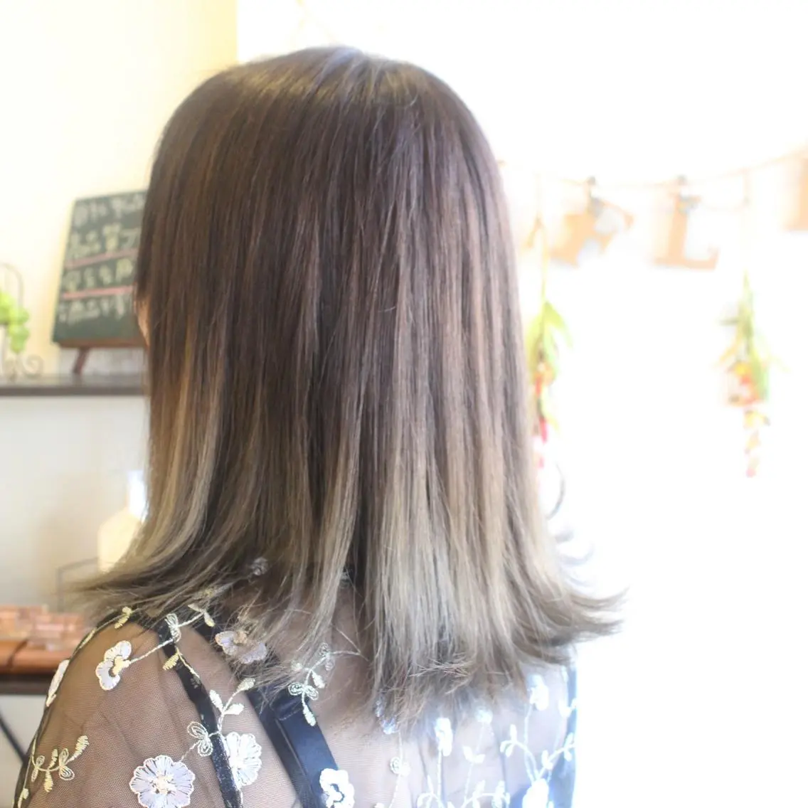 セミロング カラー ブリーチ グラデーションカラー ハイライトカラー ハイライト 松本 美香のヘアスタイル