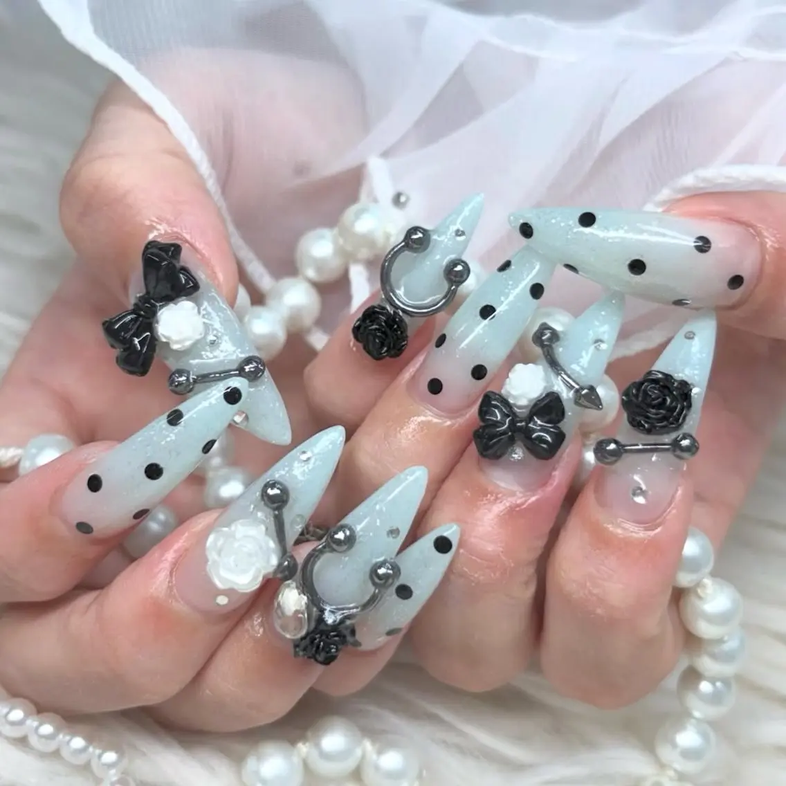 ネイル チークネイル ドット フットネイル フレンチネイル グラデーション ハンドネイル ハンドケア Nihonthy Nail 新宿のネイルデザイン
