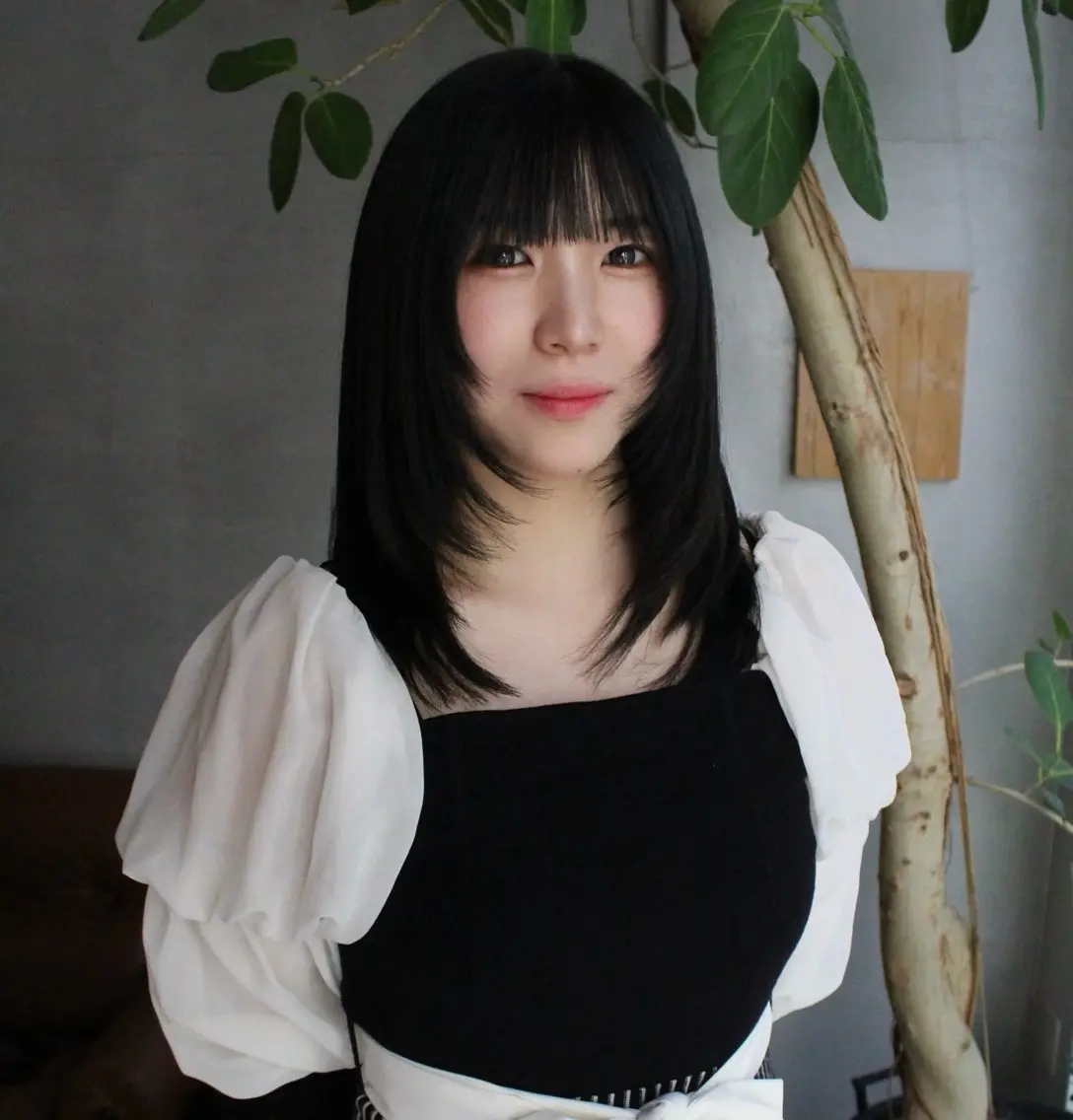 ミディアム 顔まわりレイヤー 顔周りカット レイヤーカット 藤川迅 曲がる縮毛矯正のヘアスタイル