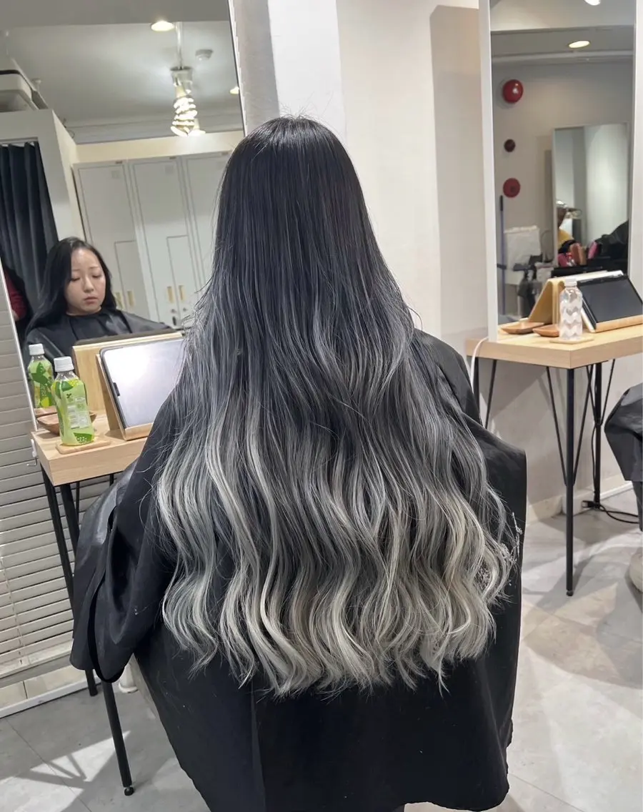 ロング カラー バレイヤージュ シルバー ホワイトシルバー レイヤーカット 指名数No.1 /NAOYAのヘアスタイル