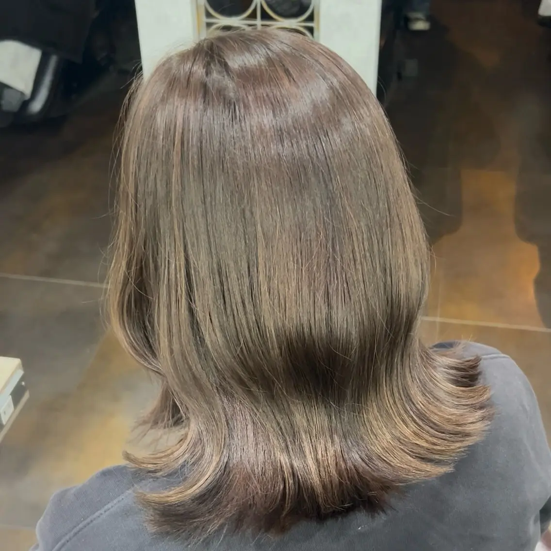 ミディアム ヘアカラー 💙透明感カラー推し 🇰🇷ココロ🦋のヘアスタイル
