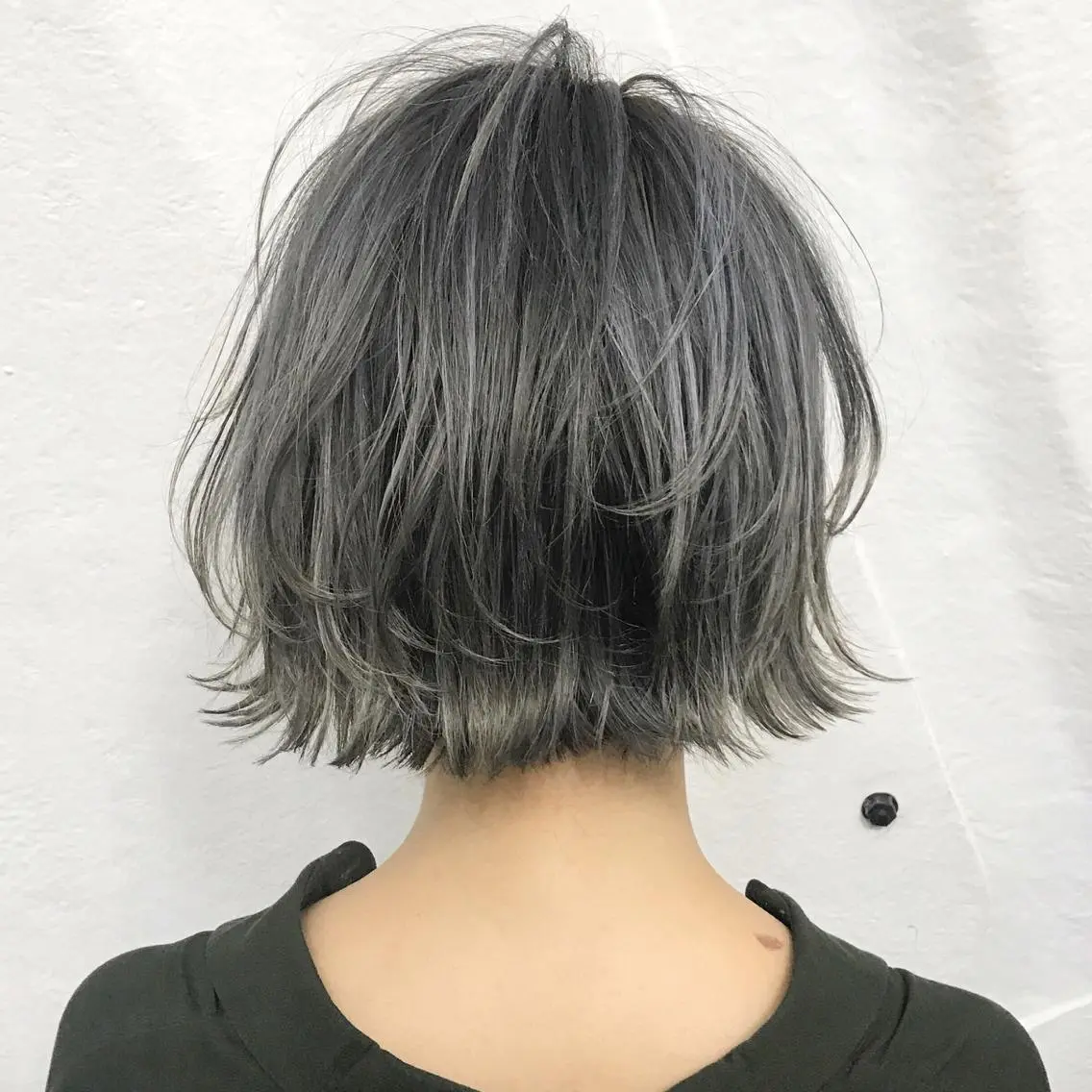 ショート カラー ブリーチ ハイライトカラー シルバー ホワイトシルバー ハイライト K-POP好き美容師 🇰🇷Kai.Yのヘアスタイル