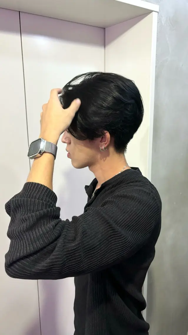 カラー メンズ センターパート 黒髪 ブルーカラー ブルーブラック 透明感カラー ヘアカラー トリートメント 𝒀𝑼𝑴𝑨 透明感･艶カラー🩶のヘアスタイル