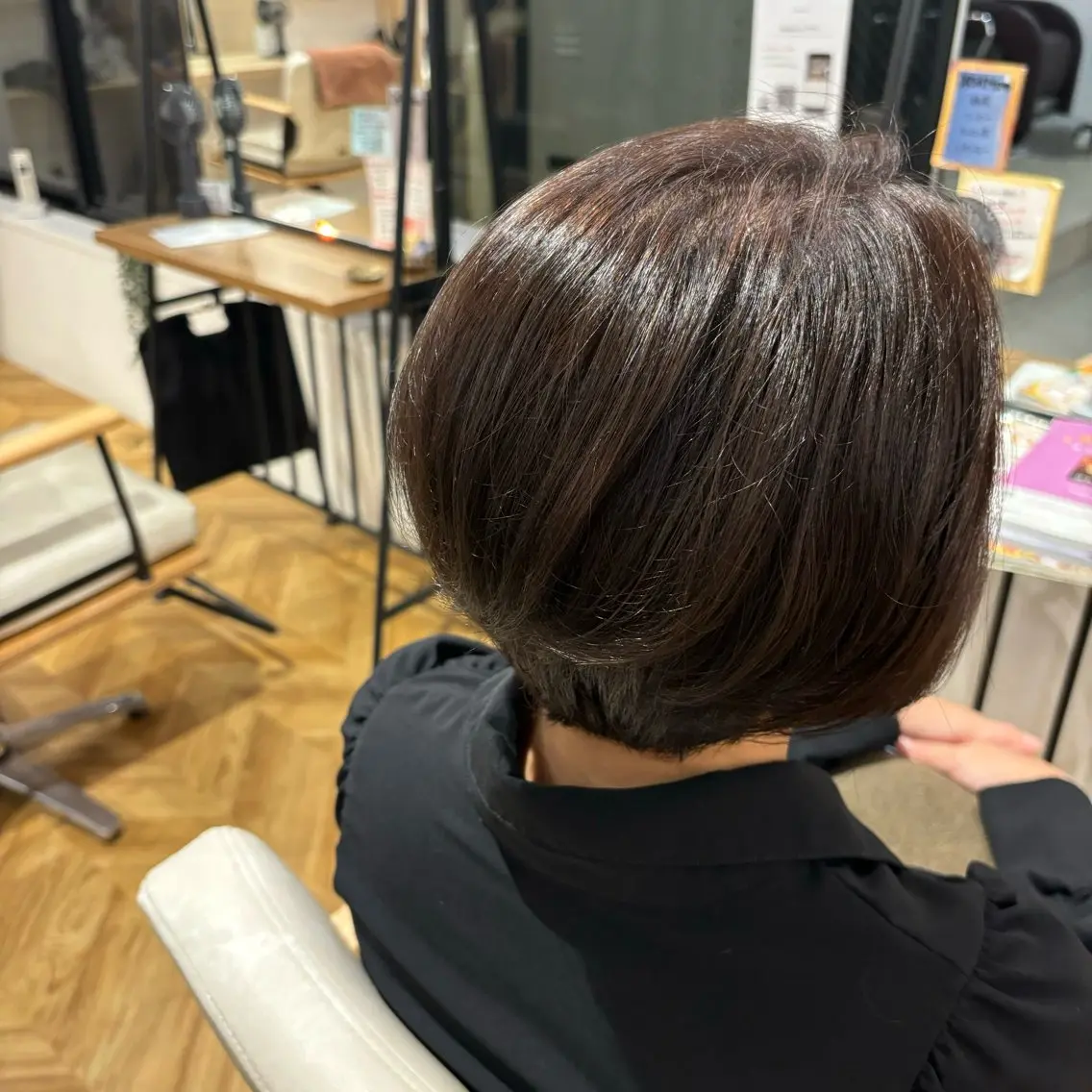 ショート カラー ブラウンカラー ダークブラウン 青木 咲歩のヘアスタイル