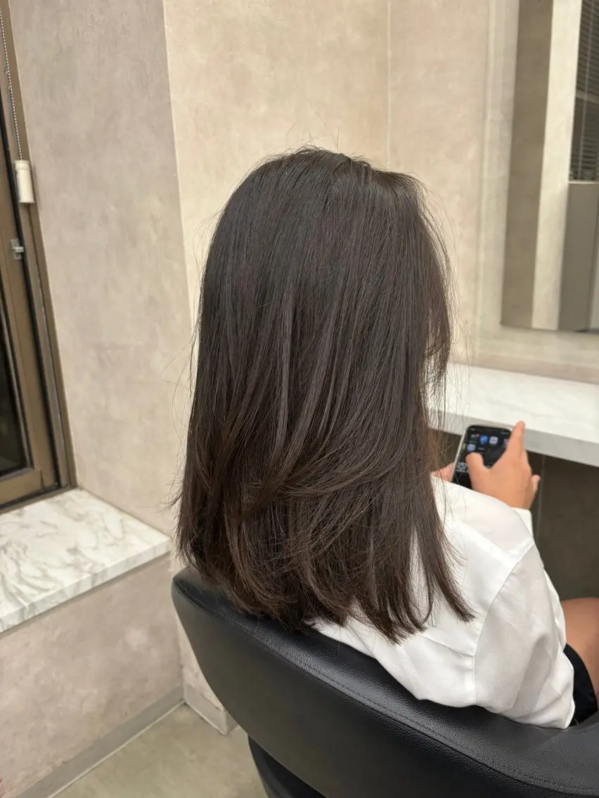 ミディアム キッズ ミディアムレイヤー ハイレイヤー レイヤーカット 抜け感レイヤー︴ ニュアンスカラーのヘアスタイル
