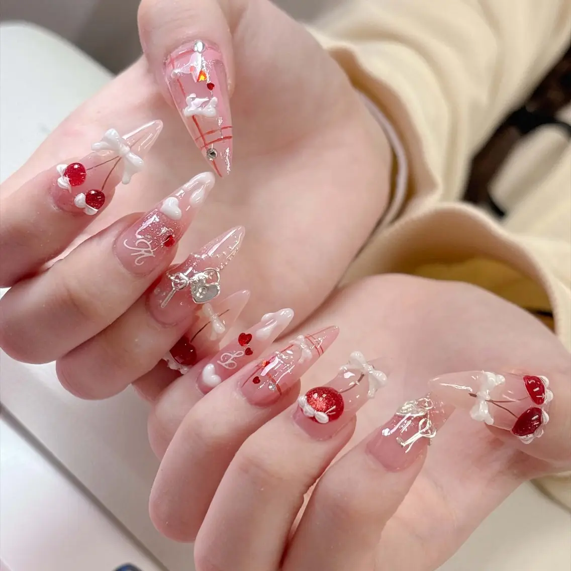 ネイル オーロラネイル クリアネイル フレンチネイル ジェルネイル ガーリー ハンドネイル Sakura Nail Salonのネイルデザイン
