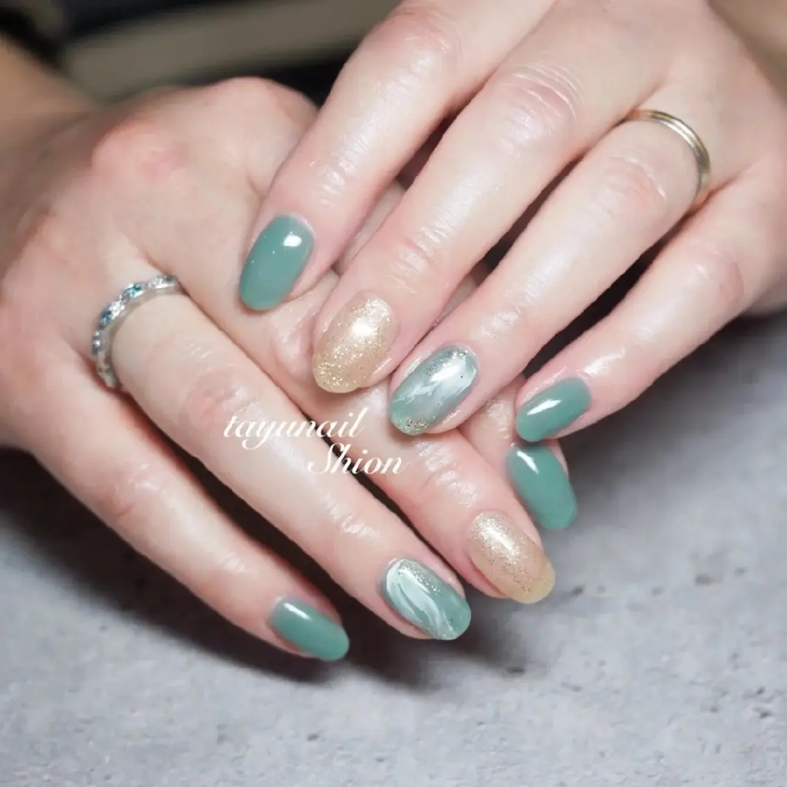 ネイル ジェルネイル グリーン ニュアンスネイル パラジェル 冬ネイル ネイルサロン 【たゆnail】のネイルデザイン