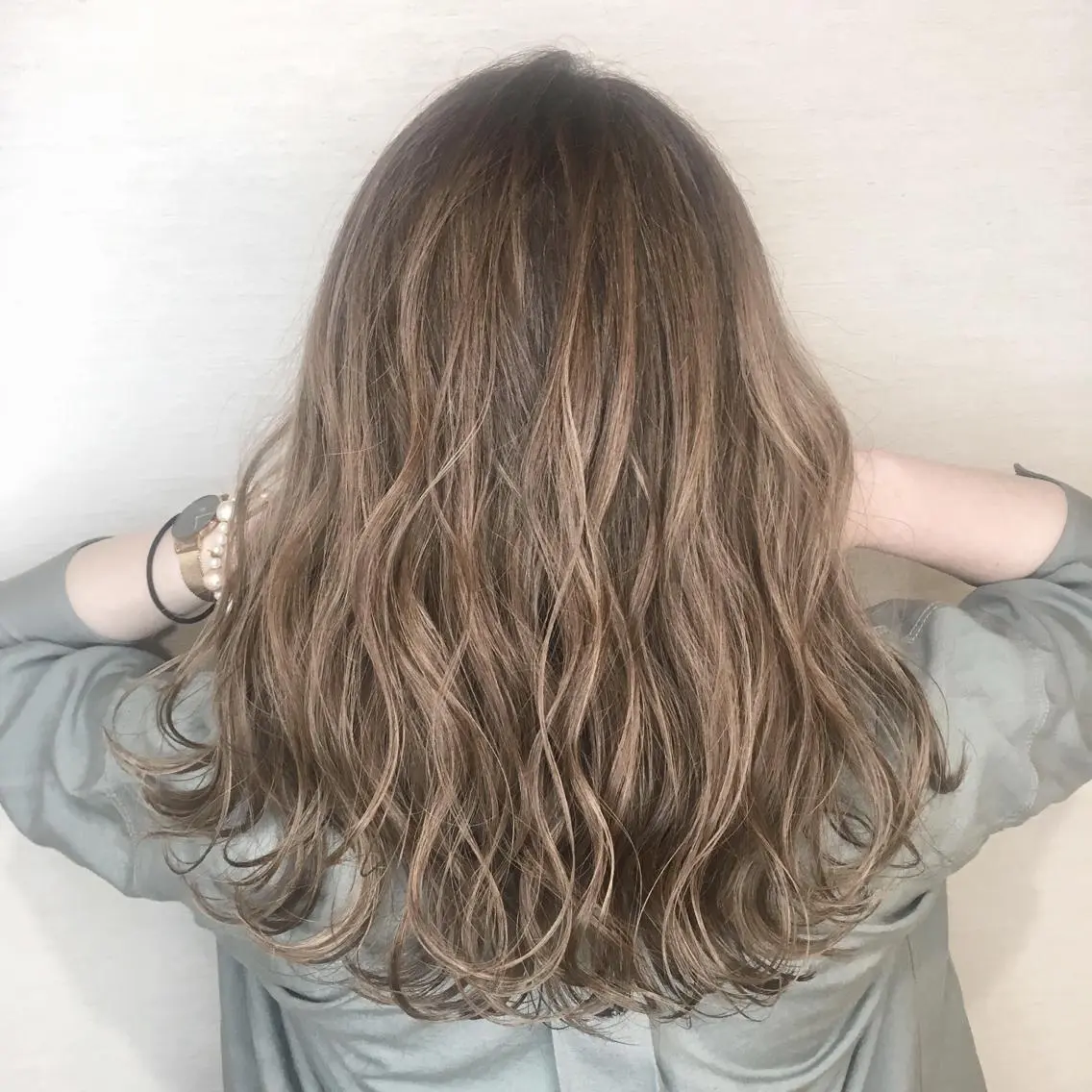ロング カラー ベージュカラー ミルクティーベージュ ブリーチカラー💛 石川慧南のヘアスタイル
