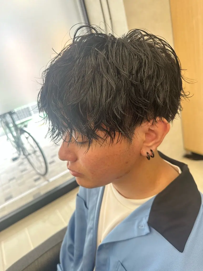 ミディアム パーマ メンズ ミディアムパーマ フェードカット メンズパーマ ツイストスパイラルパーマ 波巻きパーマ 💈メンズ特化 美容師サキ💈のヘアスタイル