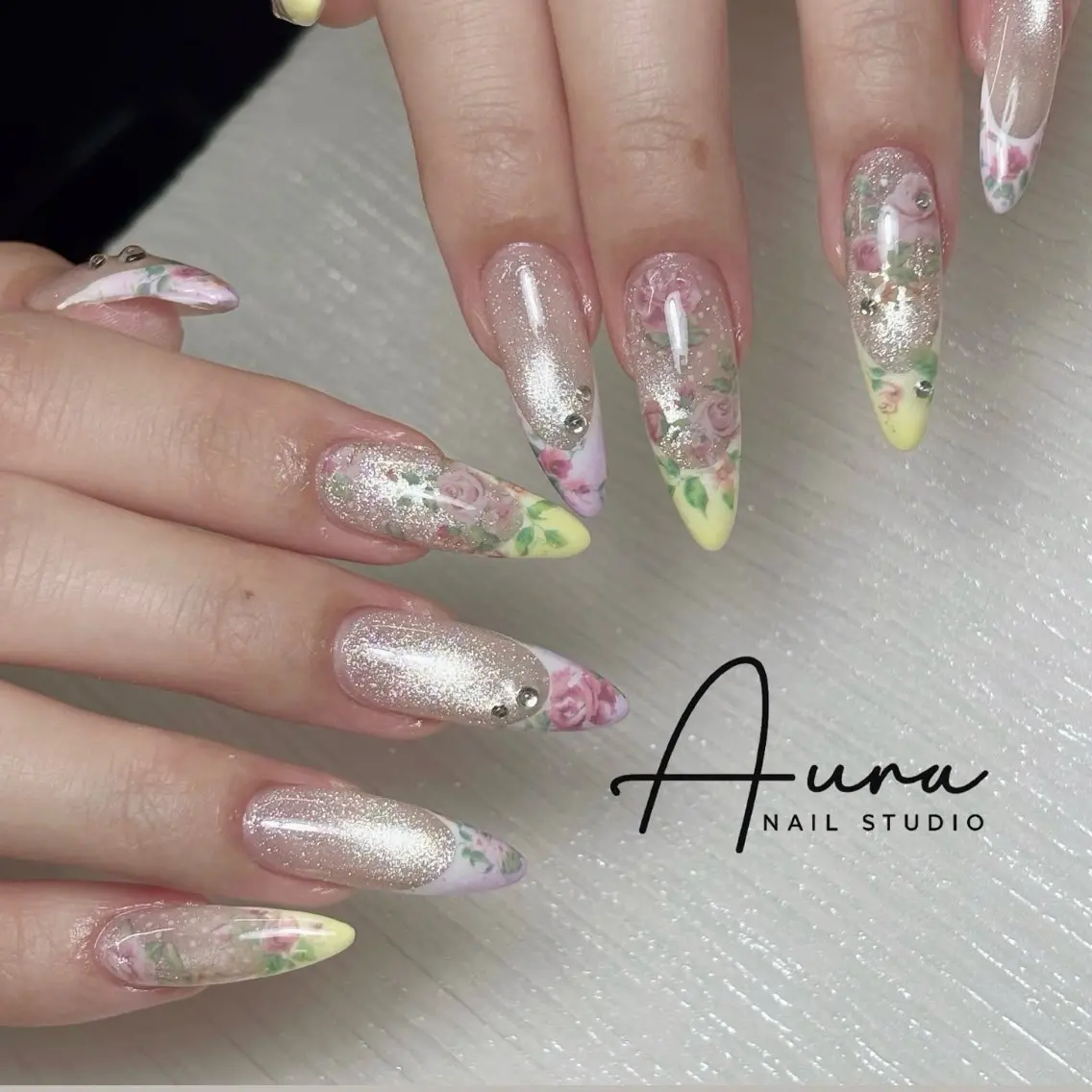 ネイル フラワーネイル ジェルネイル ガーリー グリーン キラキラネイル ハンドネイル Aura Nail HanNaのネイルデザイン