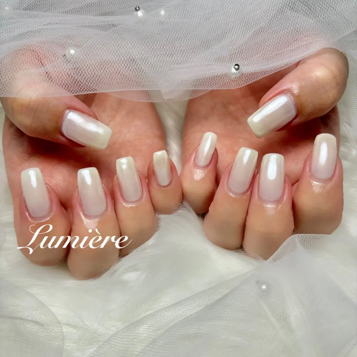 ネイル ミラーネイル ホワイト Lumière| ロング|ワンホンのネイルデザイン