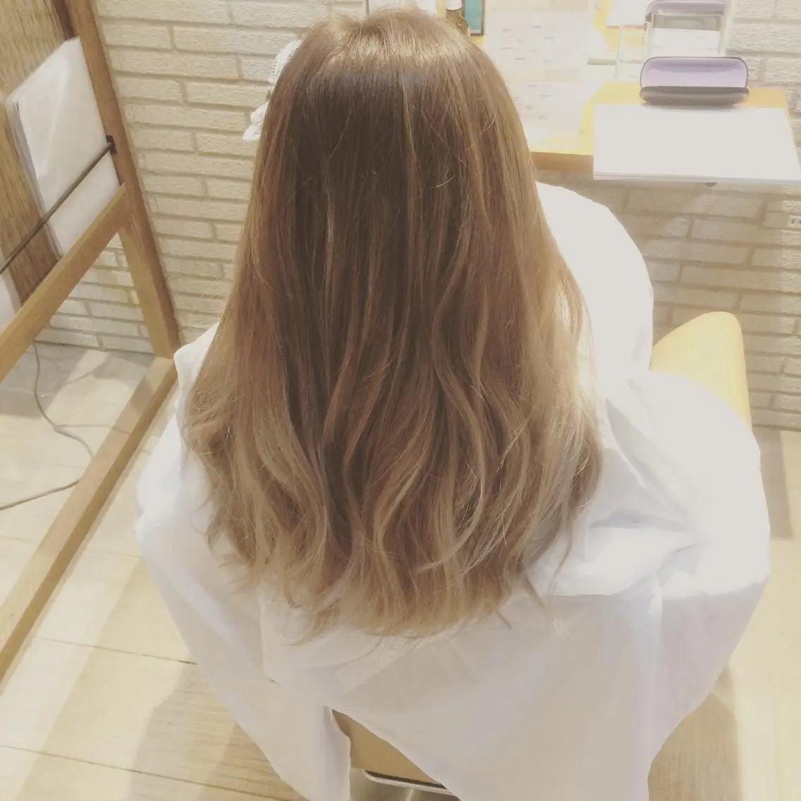 セミロング カラー ブリーチ グラデーションカラー 外国人風カラー ere hair salonのヘアスタイル