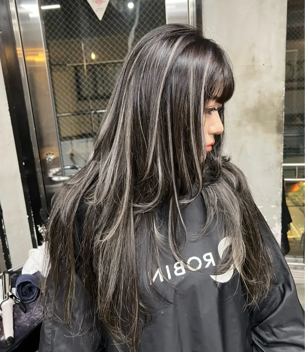 ロング カラー ダークグレー ダークグレージュ グレージュ ハイライトカラー ハイライト ヘアカラー トリートメント 指名数No.1 /NAOYAのヘアスタイル