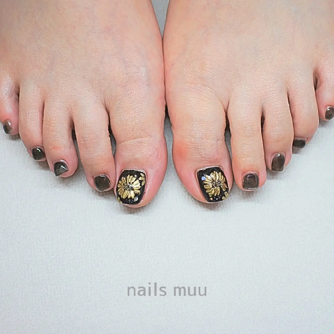 ネイル フットネイル ゴールド ホワイト nails muu まゆのネイルデザイン