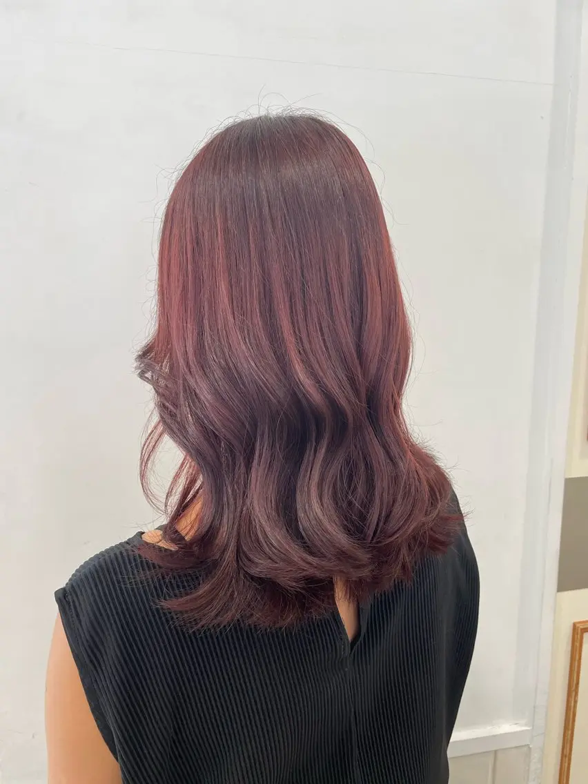 セミロング カラー カシス ピンクカラー clan .のヘアスタイル