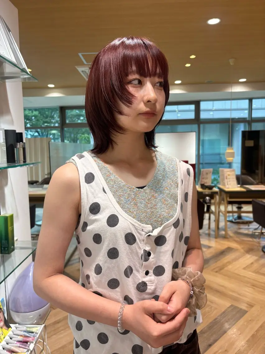ミディアム カラー カシス レッドカラー 顔まわりレイヤー 顔周りカット レイヤーカット カット ヘアカラー ゆい/パーマ/レイヤ ー/似合わせカラーのヘアスタイル