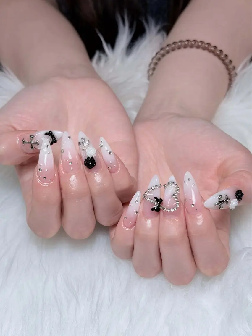 ネイル チークネイル ドット フレンチネイル グラデーション ハート ハンドネイル Julli NailStudioのネイルデザイン