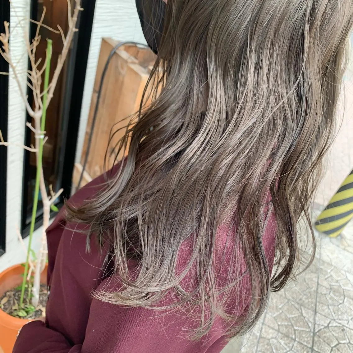セミロング カラー ブリーチ グレージュ カーキグレージュ yoshi （髙橋）のヘアスタイル