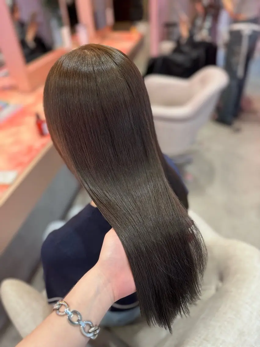 セミロング ヘアカラー 艶カラー✨レイヤー 𝐚𝐲𝐚𝐤𝐚のヘアスタイル