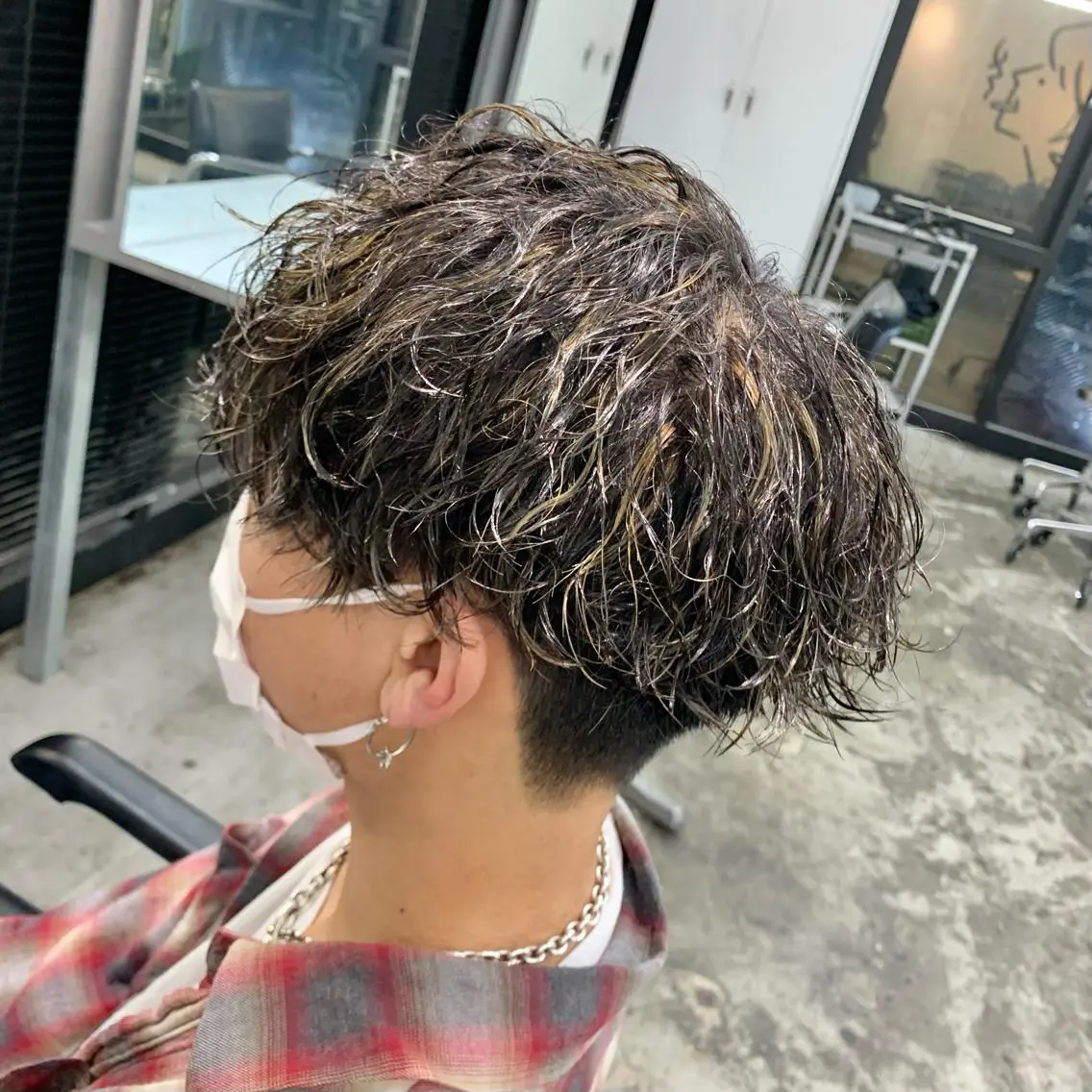 ショート カラー パーマ メンズ メンズハイライト メンズパーマ 波巻きパーマ ハイライトカラー ハイライト カット ヘアカラー パーマ メンズ特化美容師/ 藤戸 椋のヘアスタイル