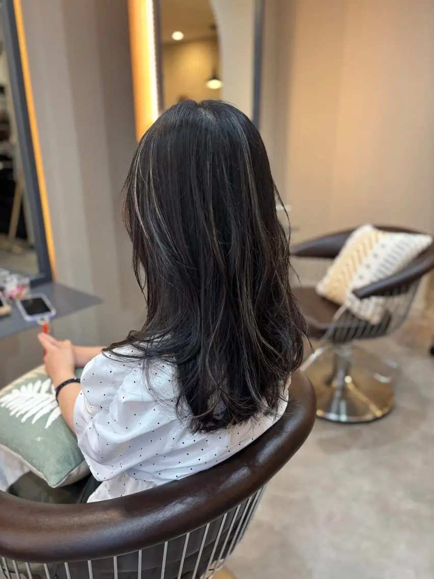 ミディアム カラー ハイライトカラー ハイライト カット ヘアカラー トリートメント ブリーチなしWカラー /酸性ストレート河本のヘアスタイル
