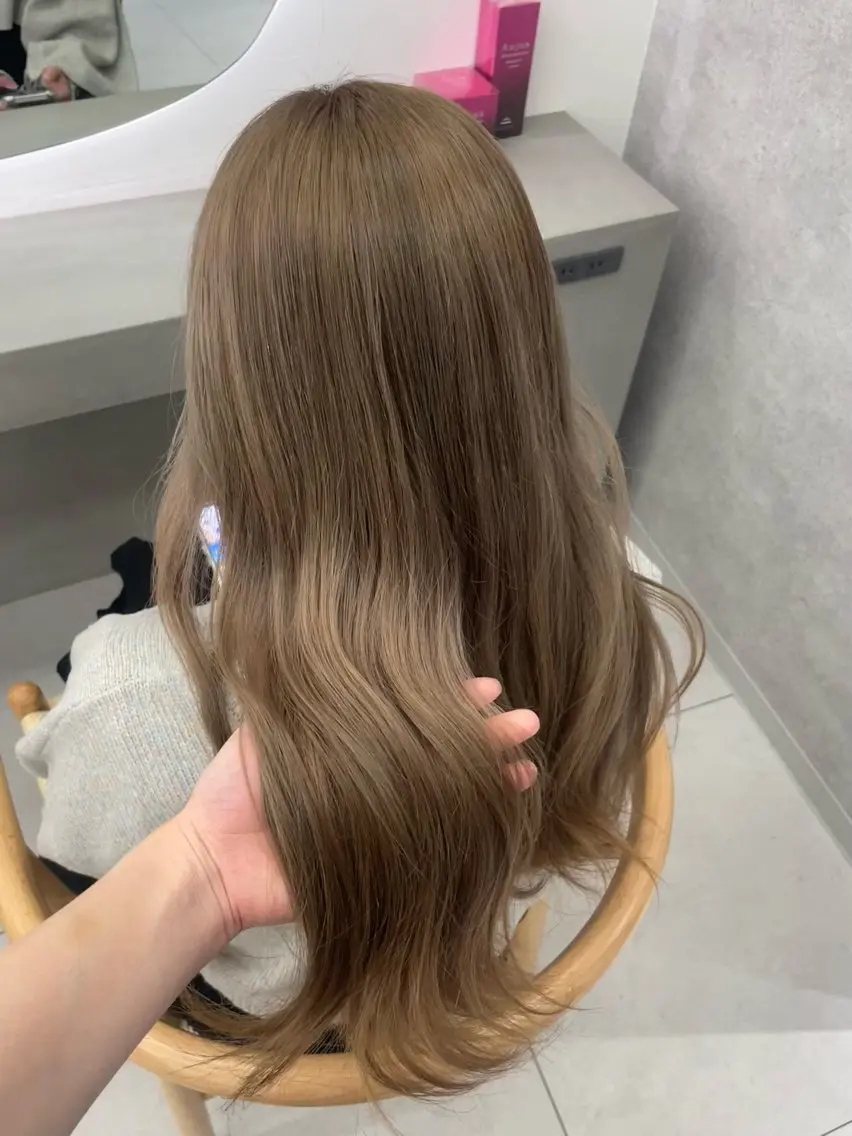 ロング カラー ベージュカラー ダブルカラー ヘーゼル ヘアカラー トリートメント 愛華 【geep】のヘアスタイル