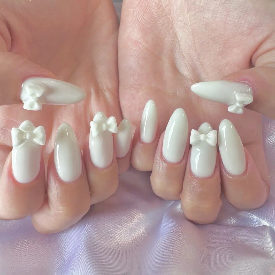 ネイル リボン ホワイト ハンドネイル nail salon e'mu💐のネイルデザイン