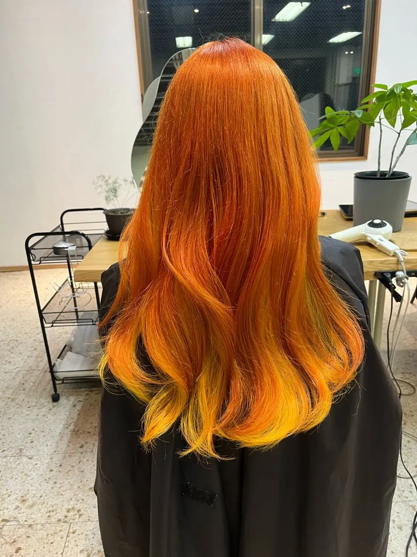 ロング カラー オレンジ イエローカラー ヘアカラー トリートメント 垢抜けレイヤー✂️ RYOTAのヘアスタイル