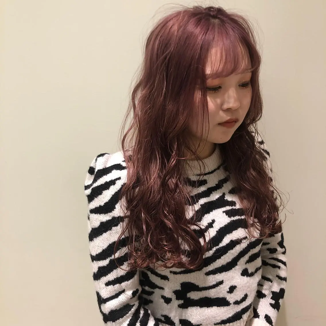 ロング カラー ベージュカラー ブリーチ ピンクカラー ピンクベージュ 韓国風パーマ🌿コテ 巻き風パーマ/るいのヘアスタイル