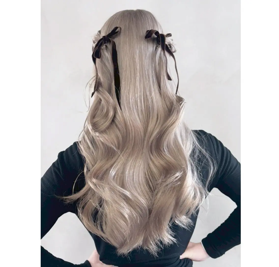 セミロング カラー ベージュカラー ハイトーンカラー ホワイトベージュ 顔まわりレイヤー 顔周りカット カット ヘアカラー トリートメント ITbyALBUM 下北沢店のヘアスタイル