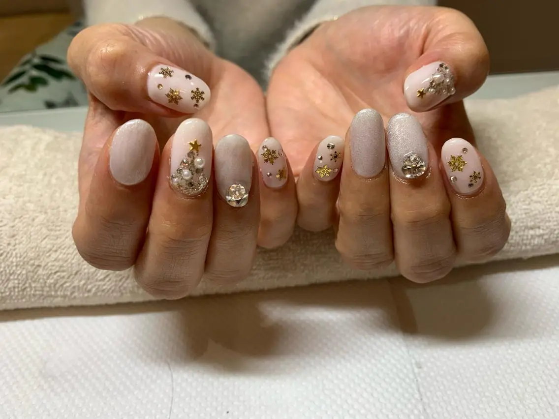 ネイル ストーンネイル 冬ネイル クリスマス 推し|概念|流行 *new moon*のネイルデザイン