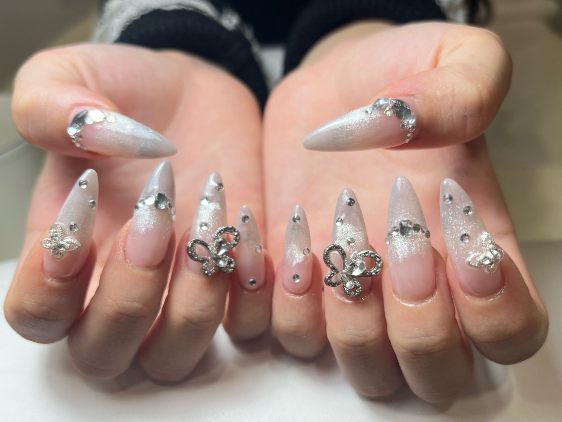ネイル アートネイル ゴージャス キラキラネイル ラメ(グリッター) シルバー ハンドネイル LYYM Salon Nikoのネイルデザイン