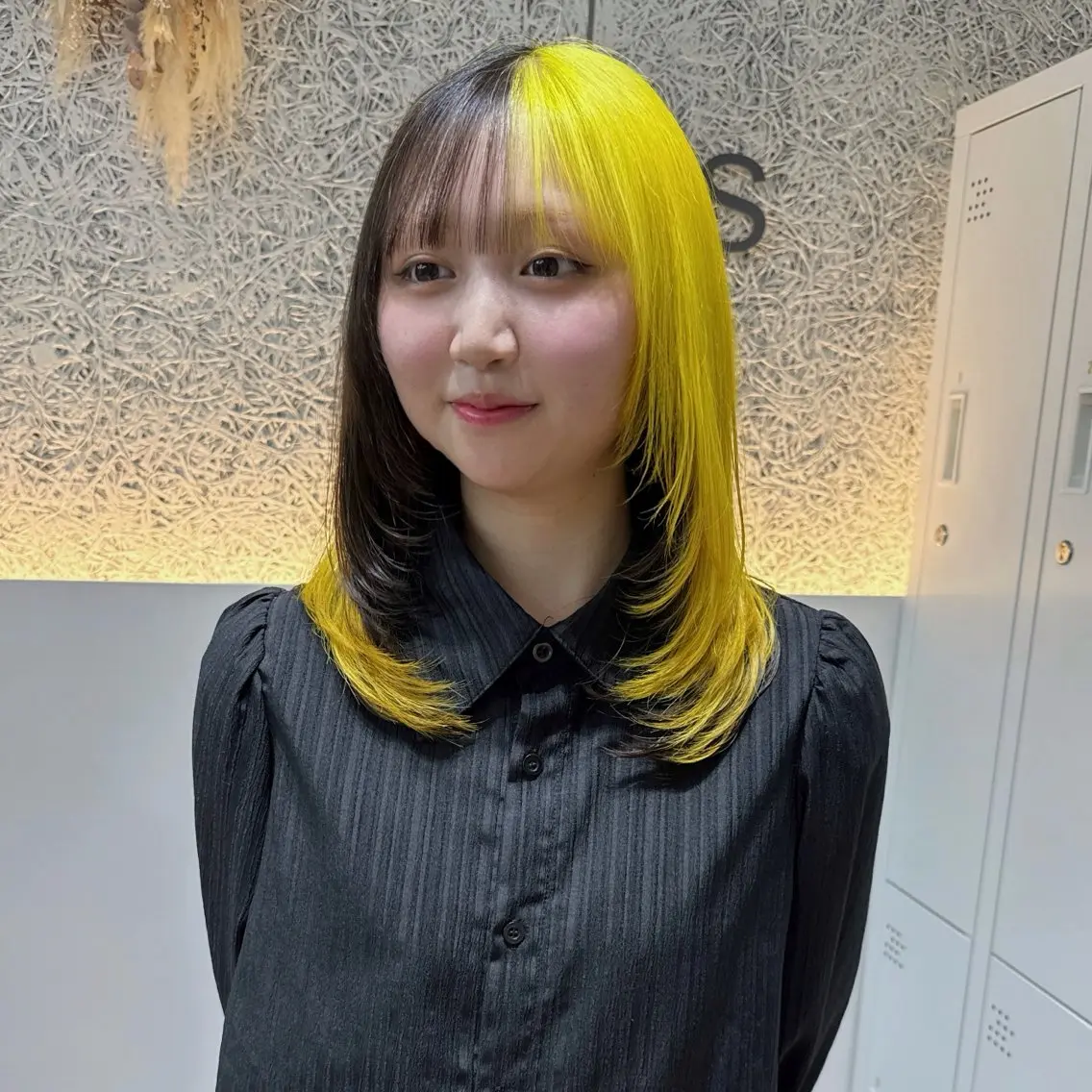 セミロング カラー ブリーチ ブラウンカラー デザインカラー イエローカラー レイヤーカット カット ヘアカラー トリートメント 🌱ブリーチ・透明感 カラー/mapi🦭のヘアスタイル