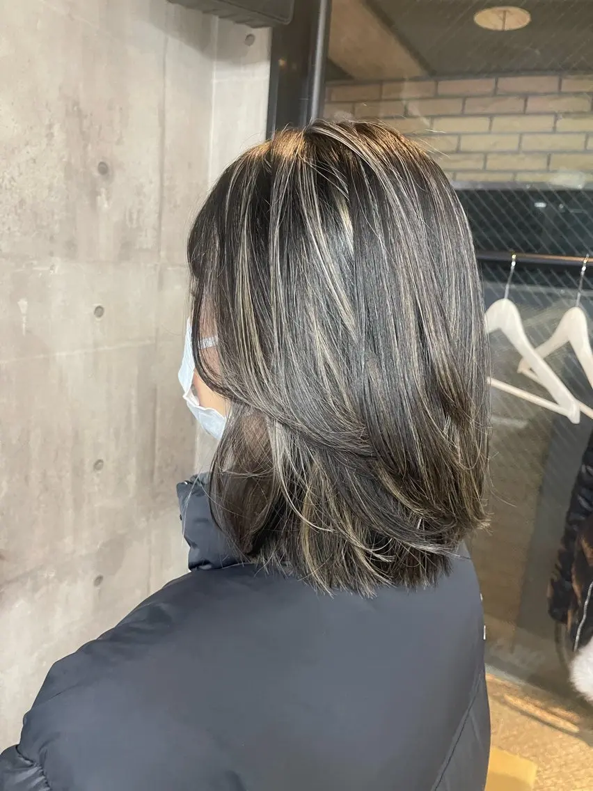 ミディアム ミディアムレイヤー ハイライト レイヤーカット ブリーチ縮毛矯正 LAFFYuiのヘアスタイル