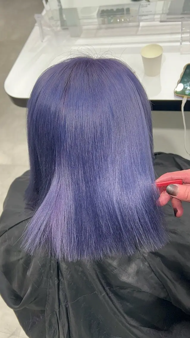 ロング カラー トリートメント ヘッドスパ 縮毛ブリーチ／黒染め 複雑履歴／ホワイトのヘアスタイル