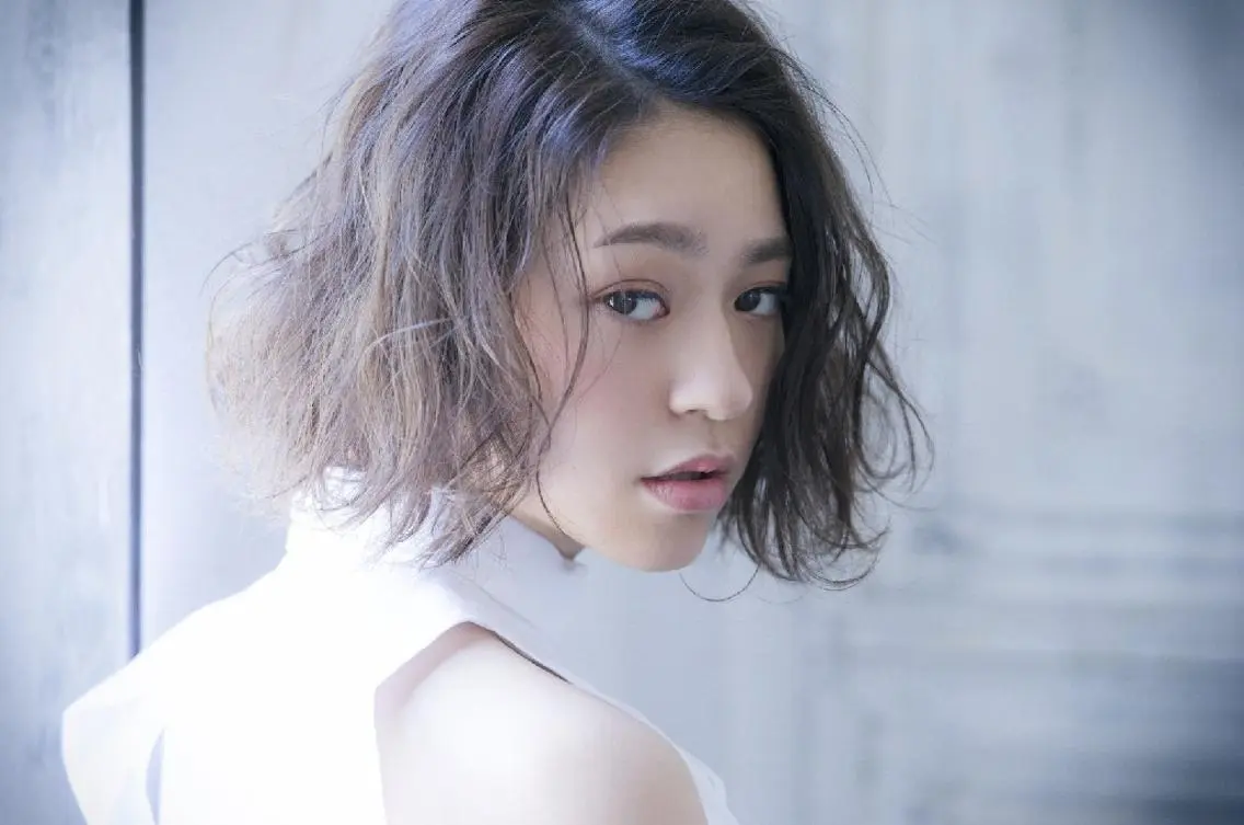 ミディアム カラー 三好 麻美のヘアスタイル