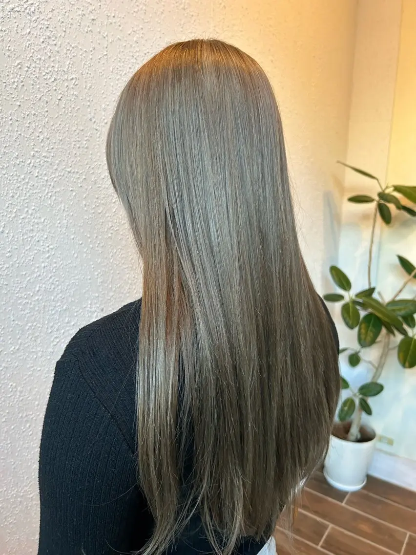 ロング カラー 角田 桃香のヘアスタイル